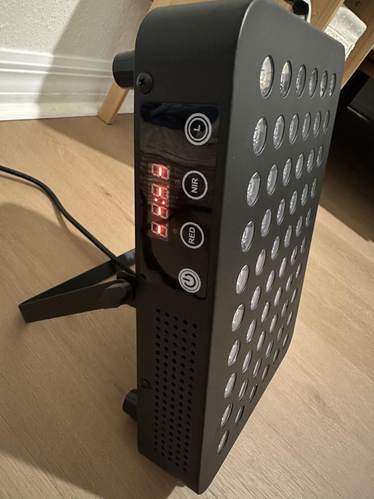 BestQool Red Light Therapy Panel, 660nm Red & 850nm Infrared Light, 105W customer photo 2
