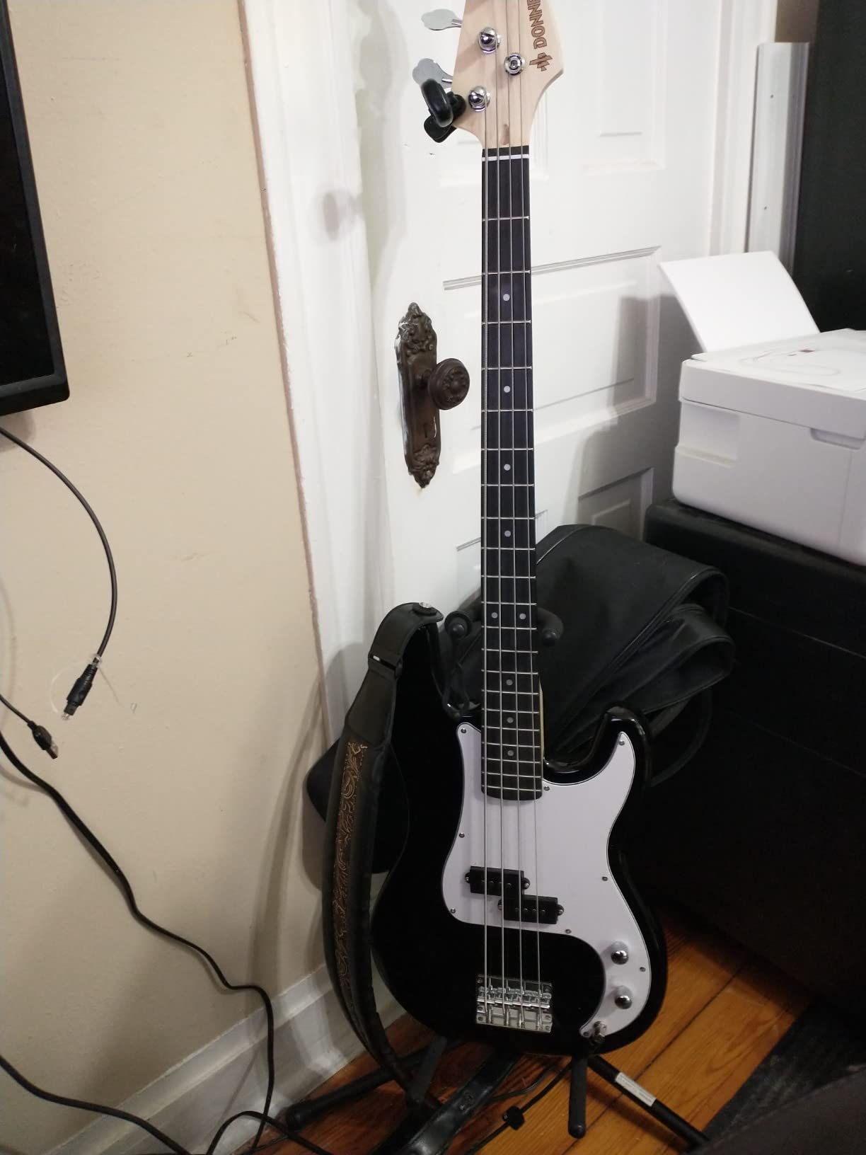Donner Electric Bass 4 Strings Full-Size Guitar Kit PB-Style (Black) customer photo 2