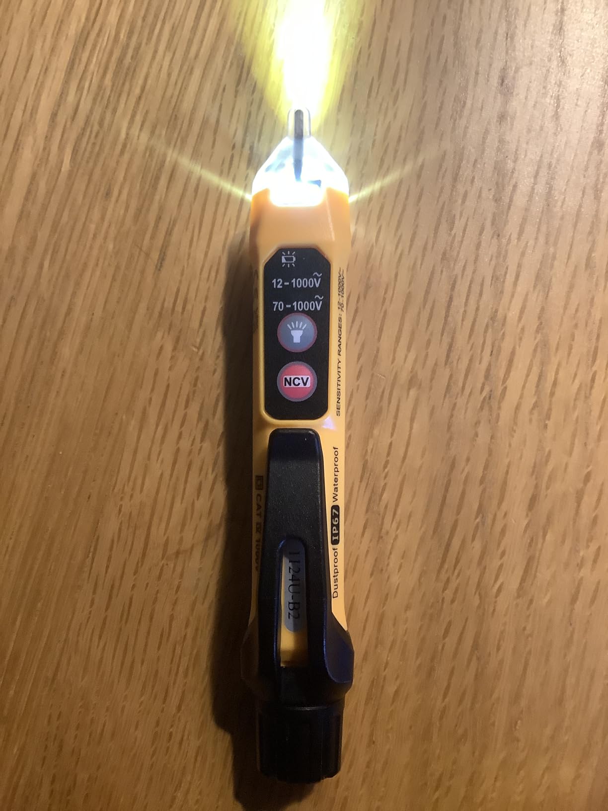 Klein Tools NCVT3P Dual Range Non Contact Voltage Tester, 12 - 1000V AC Pen, Flashlight, Audible and Flashing LED Alarms, Pocket Clip customer photo 1