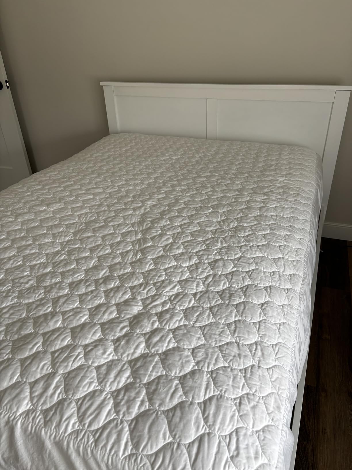 Bioweaves 100% Organic Cotton Mattress Pad Cover, GOTS Certified Cooling Quilted Fitted Mattress Topper & Protector with Soft Cotton Wadding - 20 Inch Deep Pocket, Queen customer photo 2