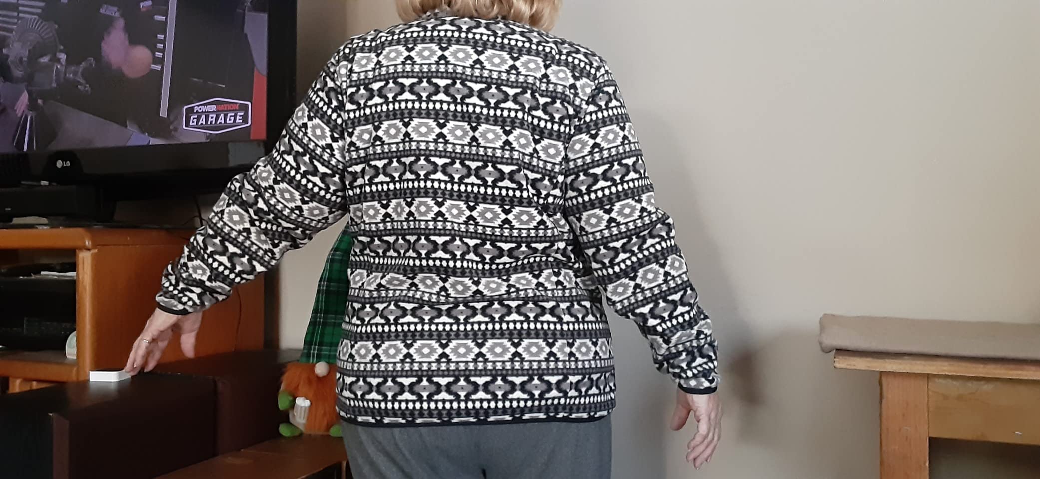 Amazon Essentials Women's Classic-Fit Full-Zip Polar Soft Fleece Jacket, Outerwear Coat with Cuffs (Available in Plus Size) customer photo 1
