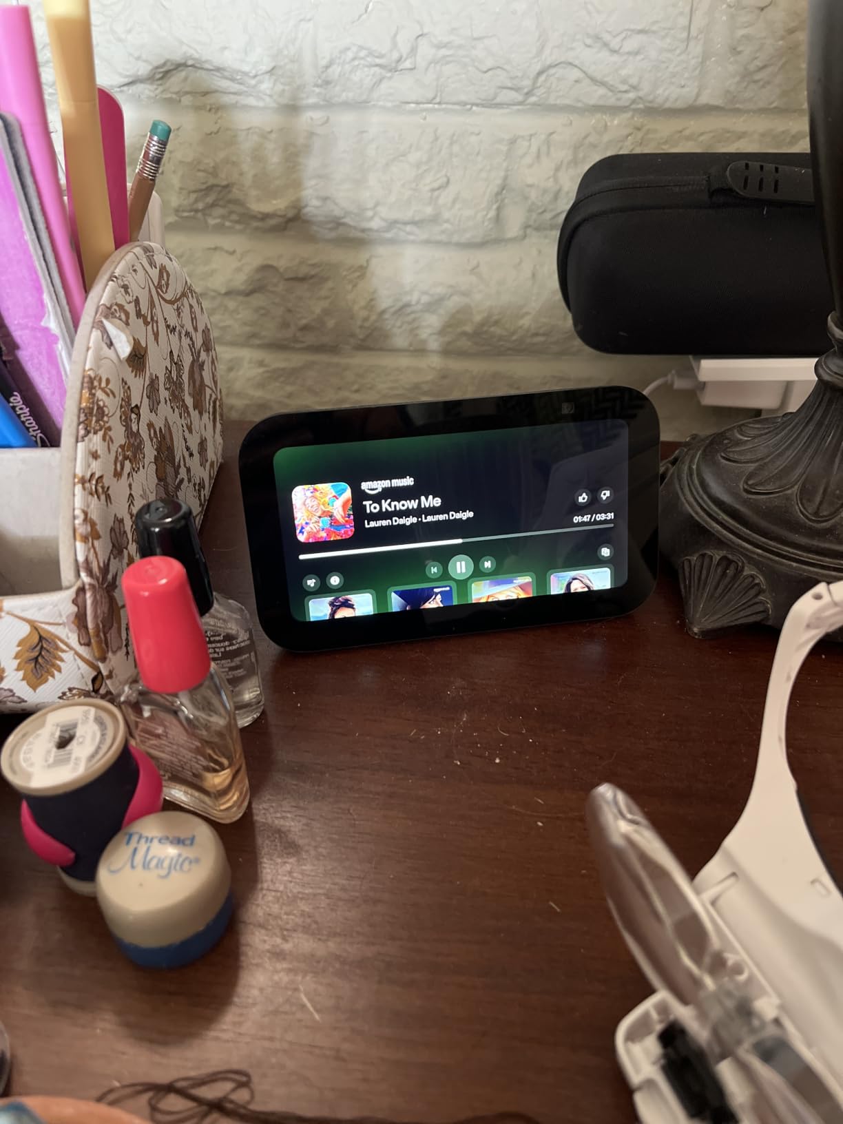 Amazon Echo Show 5 (newest model), Smart display, Designed for Alexa+, 2x the bass and clearer sound, Charcoal customer photo 1