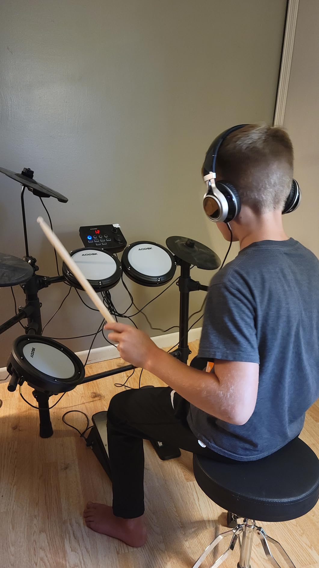 AODSK Electric Drum Set with Quiet Mesh Pads,Electronic Drum for Beginner,USB MIDI,Throne,Headphones,Sticks, Included 15 Kits and 195 Sounds (AED-403-Teenagers Beginners) customer photo 2