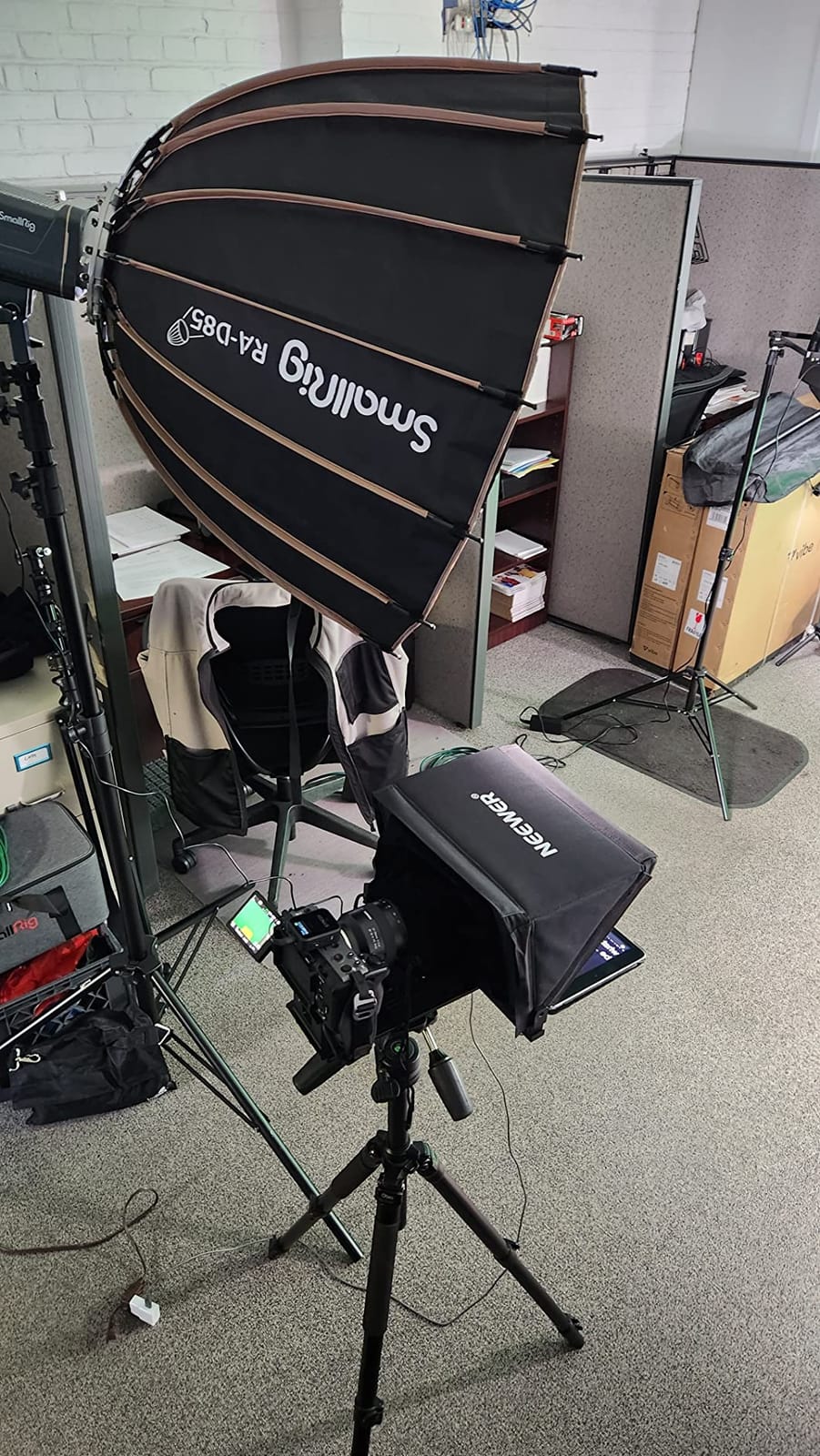 NEEWER X12 Aluminum Teleprompter with RT-110 Remote Control (Connected via Bluetooth on NEEWER Teleprompter App) & Carry Case, Compatible with iPad, iOS/Android Tablets, Smartphones, DSLRs (Black) customer photo 1
