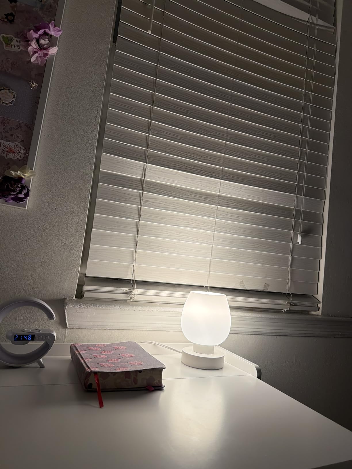 ONEWISH Small Bedside Lamp for Bedroom, 3-Way Dimmable Touch Control, 600 Lumen Bright Opal Glass Shade, 7.5 Inch Ultra Compact Nightstand Lamp, Warm White 2700K LED Bulb Included, Modern Design customer photo 2