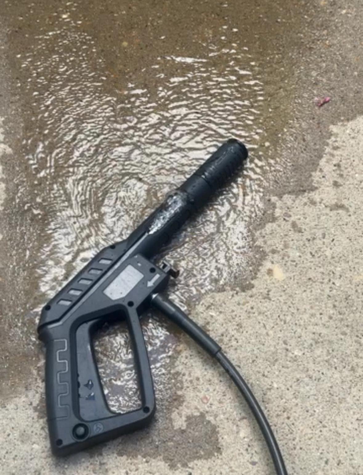 VEVOR Electric Pressure Washer, 2000 PSI, Max 1.65 GPM Power Washer w/ 20 ft Hose & Reel, 4 Quick Connect Nozzles, Foam Cannon, Portable to Clean Patios, Cars, Fences, Driveways, ETL Listed customer photo 2