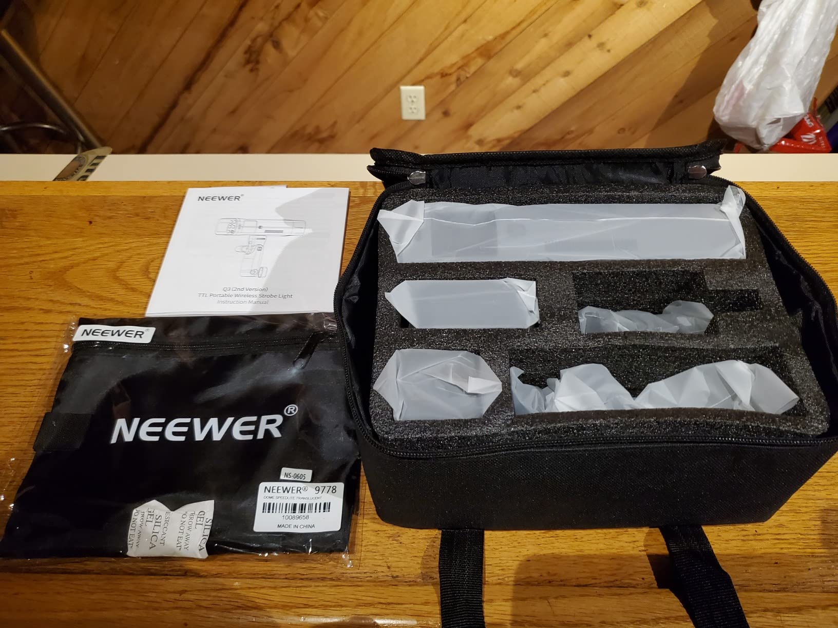NEEWER Q3 200Ws 2.4G TTL Flash (2nd Version), 1/8000 HSS GN58 Strobe Light Portable Photography Monolight with Softbox Diffuser/3200mAh Lithium Battery/500 Full Power Pops/Recycle in 0.01-1.8s customer photo 1