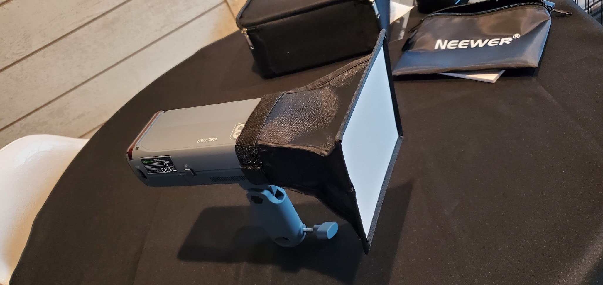 NEEWER Q3 200Ws 2.4G TTL Flash (2nd Version), 1/8000 HSS GN58 Strobe Light Portable Photography Monolight with Softbox Diffuser/3200mAh Lithium Battery/500 Full Power Pops/Recycle in 0.01-1.8s customer photo 2