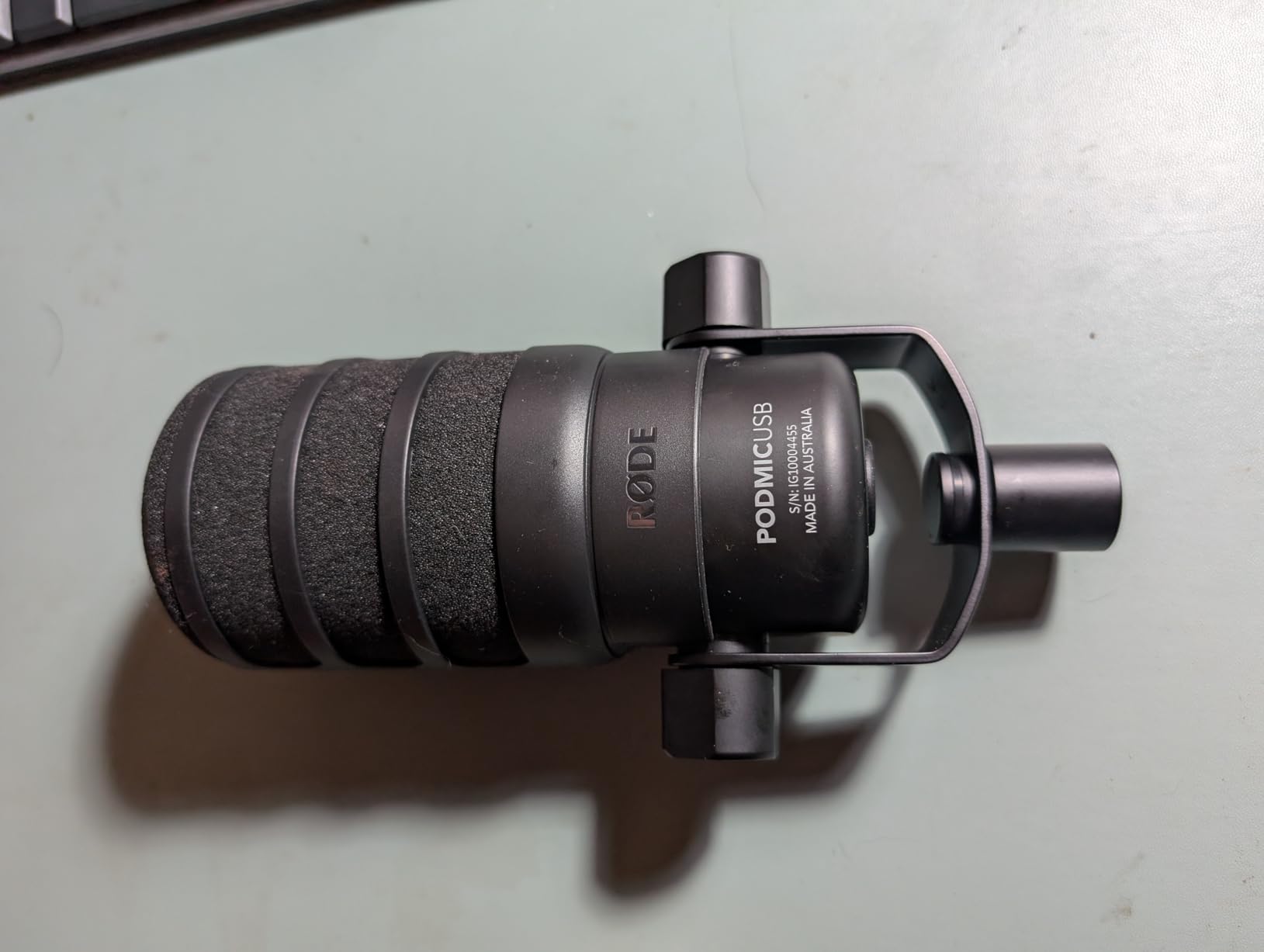 RØDE PodMic USB Versatile Dynamic Broadcast Microphone With XLR and USB Connectivity for Podcasting, Streaming, Gaming, Music-Making and Content Creation (Black) customer photo 1