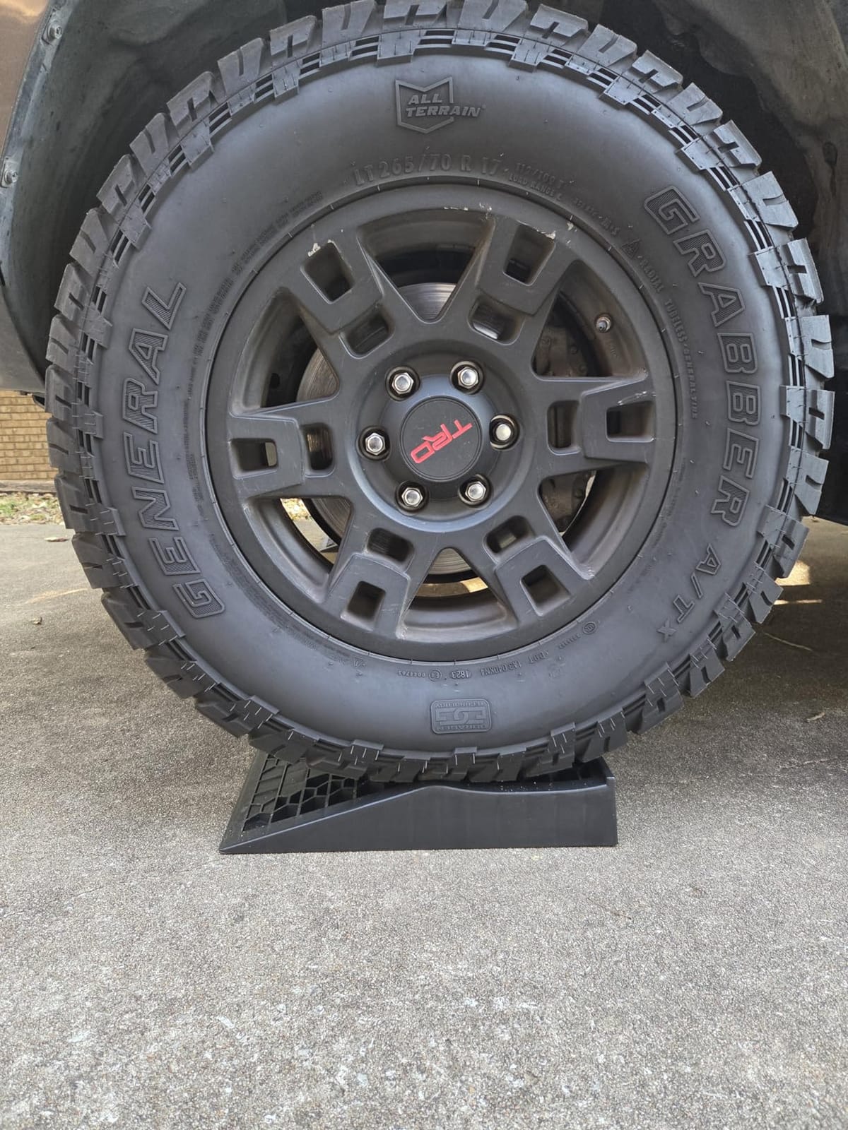 HOXWELL Car Ramps for Jack Support and Lift Vehicle Maintenance, Lightweight Low Profile Car Ramps for Garage, Heavy Duty Tire Ramps for Low Chassis Cars, 17.5''x10''x3.14'' (2PCS) customer photo 1