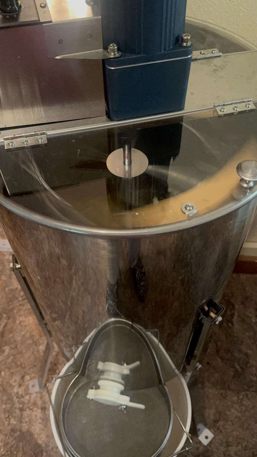 VEVOR 2/4 Frame Electric Honey Extractor with Adjustable Stand customer photo 2