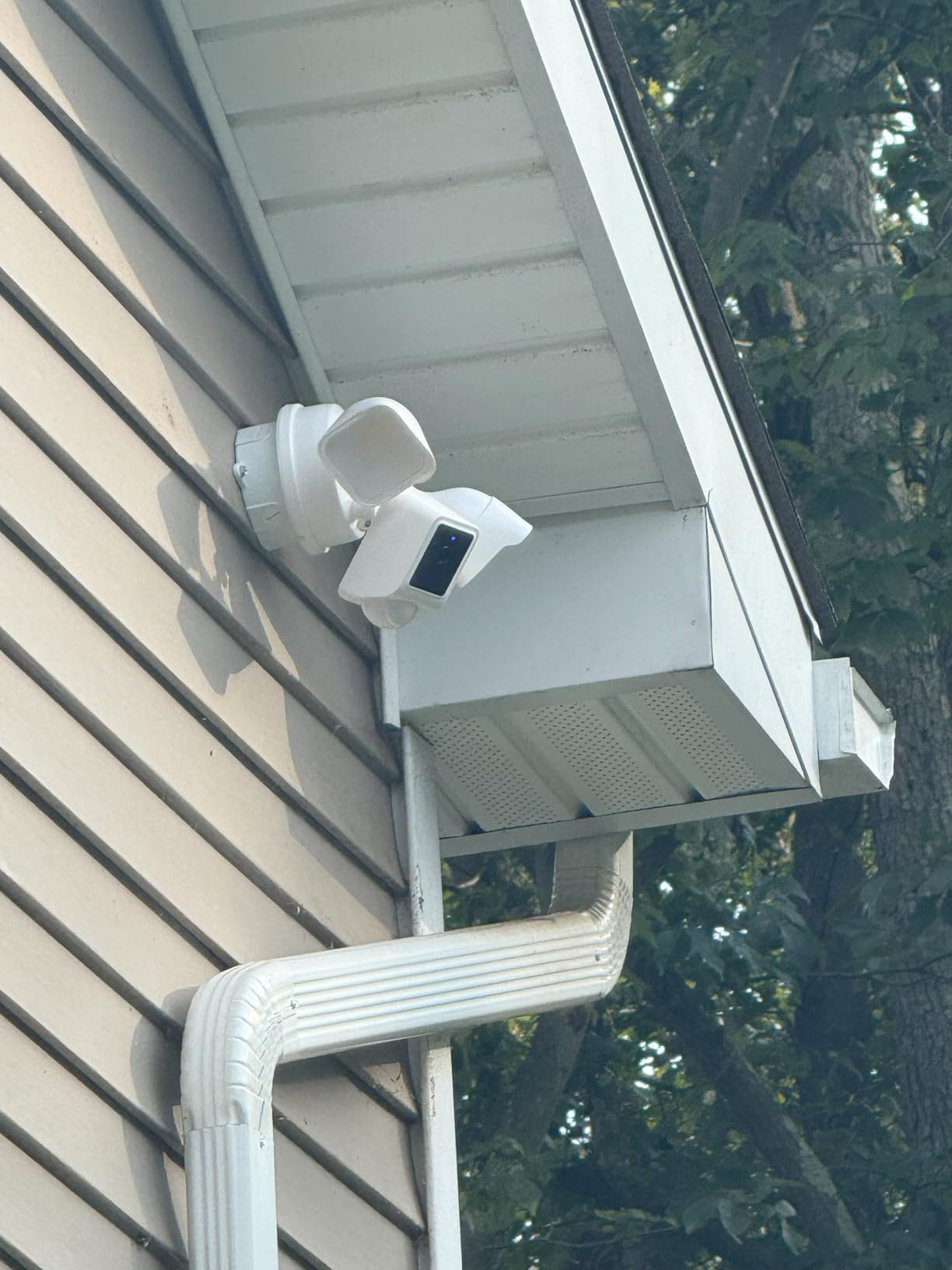 WYZE Floodlight Camera v2, 2K HD Outdoor Security Camera with 2800 Lumens customer photo 1