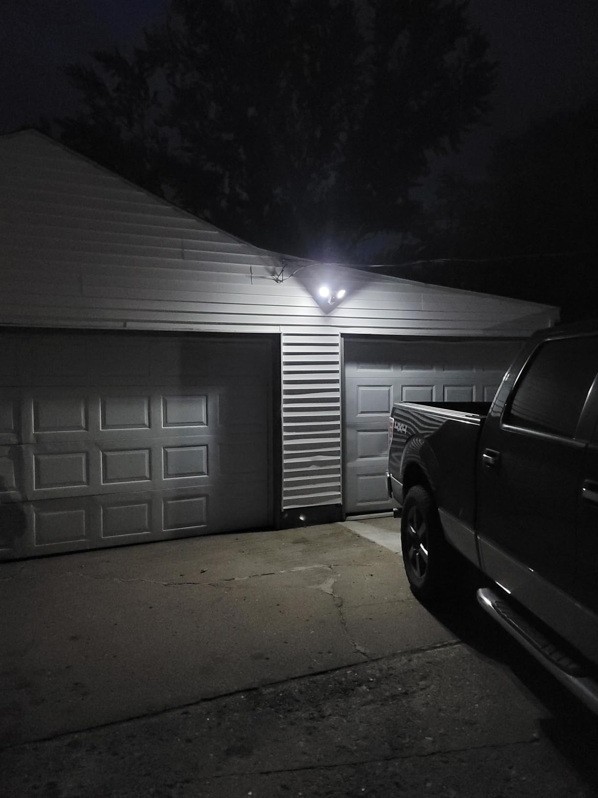 WYZE Floodlight Camera v2, 2K HD Outdoor Security Camera with 2800 Lumens customer photo 2