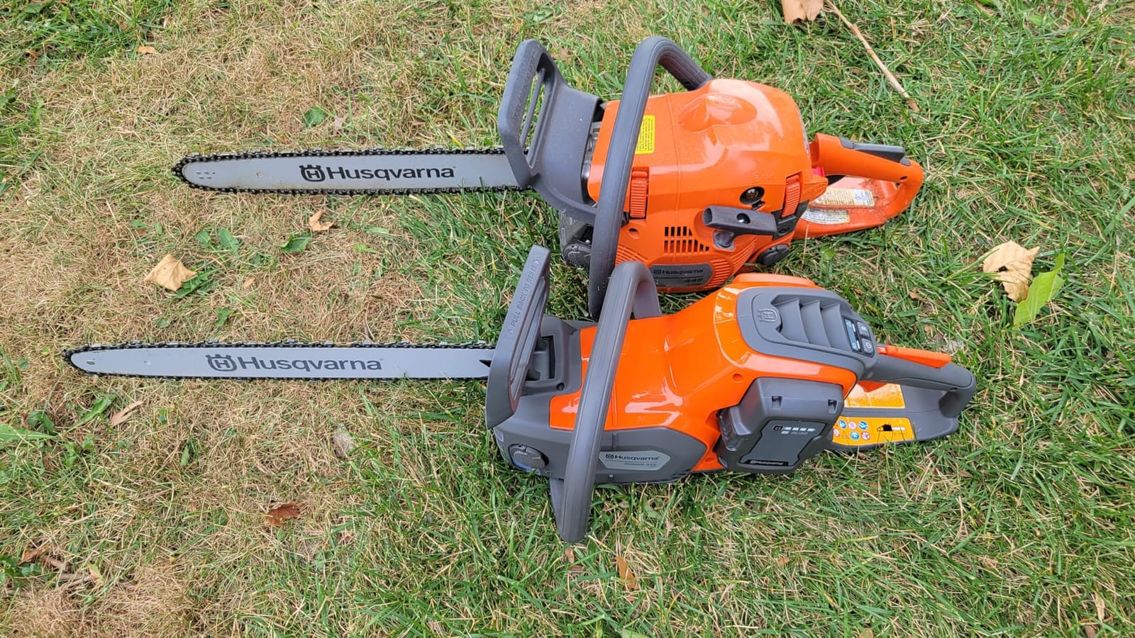 Husqvarna Power Axe 350i Cordless Electric Chainsaw, 18 Inch Chainsaw, Brushless Motor and Quiet Superior Cutting Power, 40V Lithium-Ion 7.5 Ah Battery and Charger Included, Gifts For Men, 970601202 customer photo 1