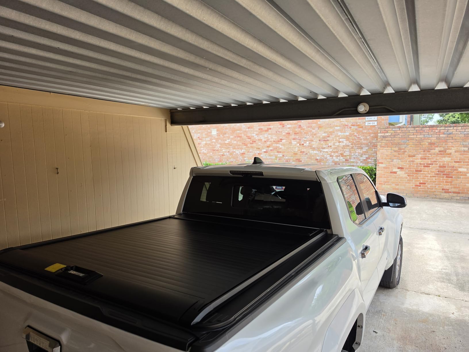 ONINE Retractable Hard Tonneau Cover for 2019-2026 Dodge Ram 1500 5.7ft Bed customer photo 2