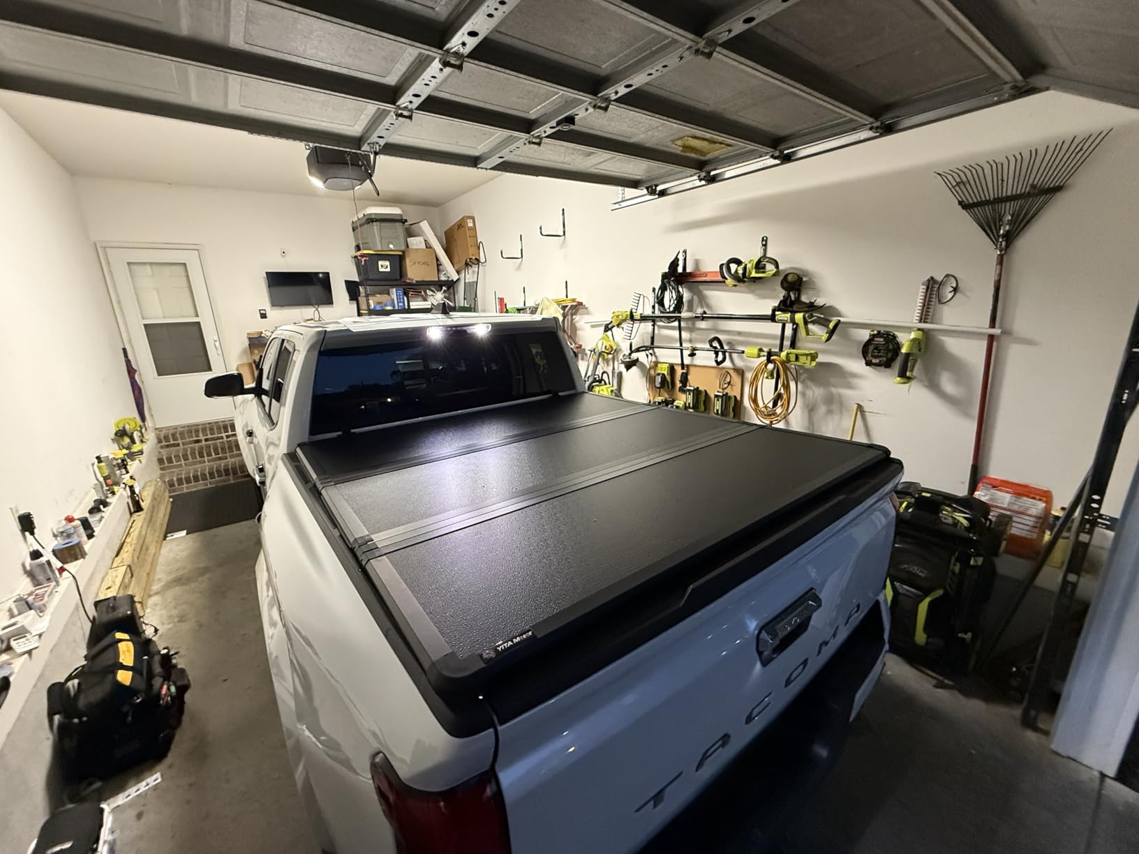 YITAMOTOR FRP Hard Tri-Fold Tonneau Cover for 2016-2023 Toyota Tacoma 5ft customer photo 2