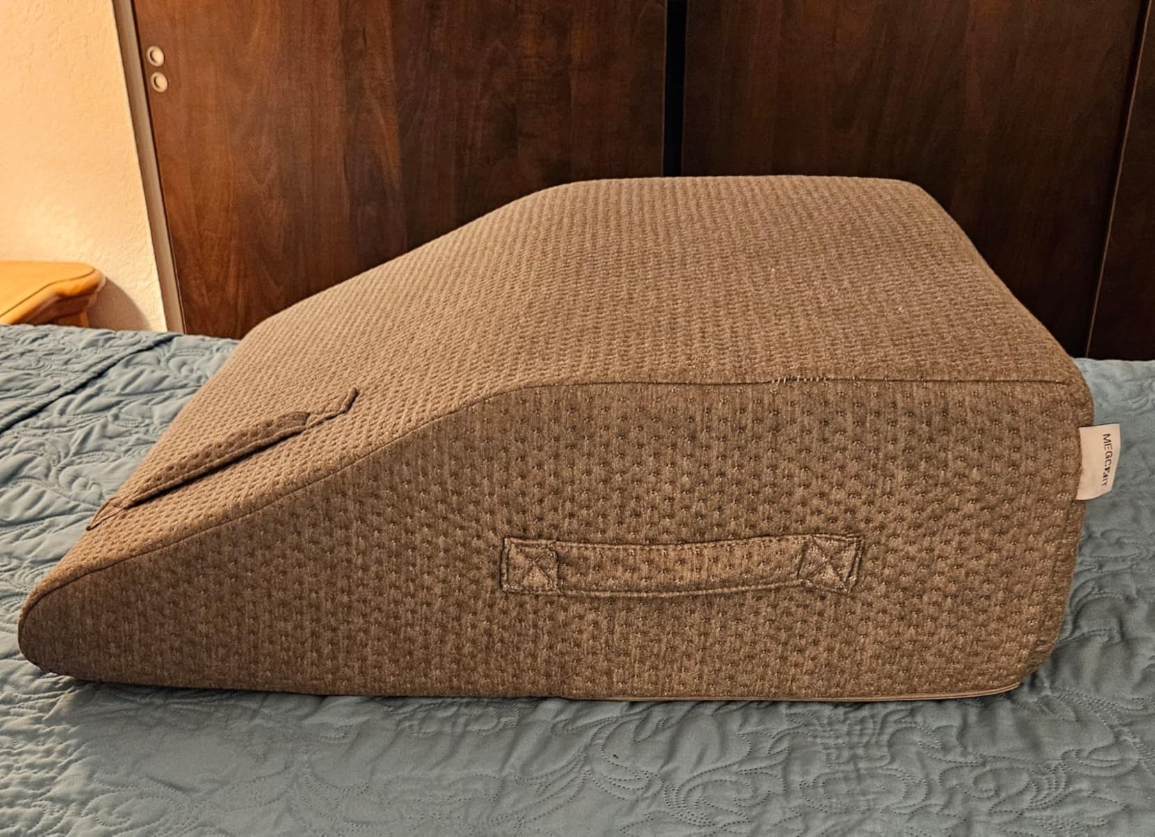 MEGCXIT Leg Pillow Elevation Blood Circulation, Leg Wedge for Elevation for Swelling, Leg Elevating Pillow for After Surgery, Memory Foam Foot Knee Pillow for Back Sleeping 23.6x16.8x8 Inch White/Grey customer photo 2