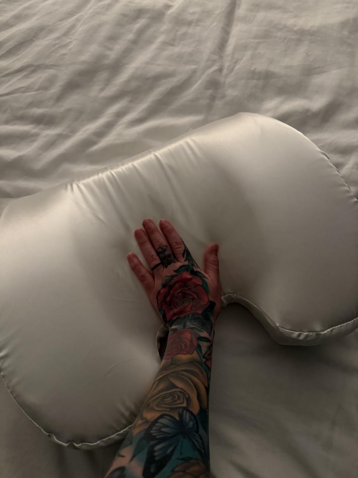 The Best Back Sleeper Pillow, Sleep on Your Back Comfortably | Wrinkle Prevention, Patent Pending Neck Support, Satin Case Included, 100 Night Sleep Trial, CertiPUR-US customer photo 1