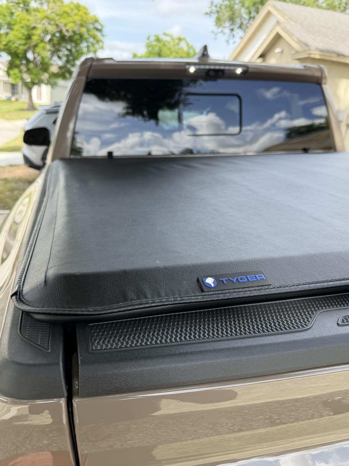 Tyger Auto T1 Soft Roll-up Truck Bed Tonneau Cover Compatible with 2024-2026 Toyota Tacoma (Only Fits Models with Factory Deck Rail System) | 5' (60
