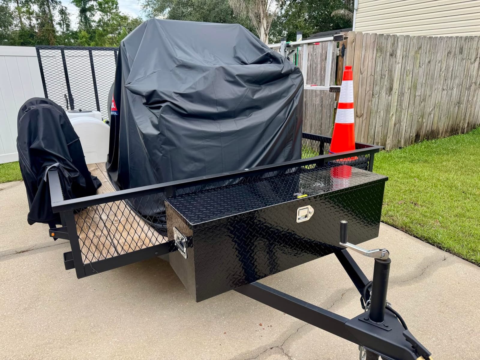 FORWODE 39 Inch Aluminum Truck Tool Box Lockable Truck Bed Tool Box Waterproof Truck Bed Storage Box with Gas Struts & Side Handle Truck Tool Chest for Pickup, Truck Bed, RV, Trailer & Garage (Black) customer photo 2