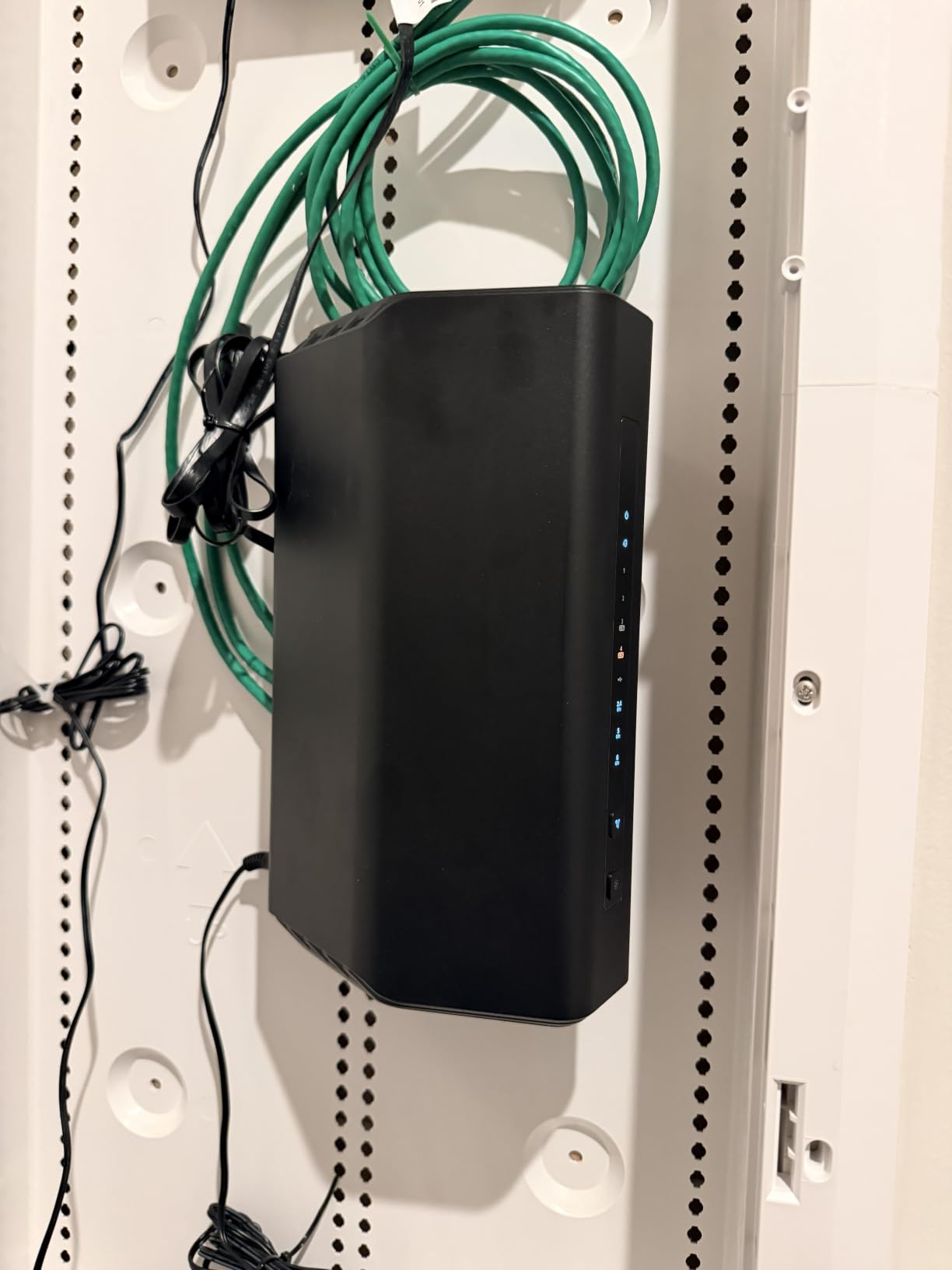 NETGEAR Nighthawk WiFi 7 Router (BE9300) – Router Only, 9.3Gbps Wireless Speed, 2.5 Gigabit Internet Port, Tri-Band for Gaming, Covers 2,500 sq. ft., 100 Devices, VPN – Free Expert Help customer photo 1