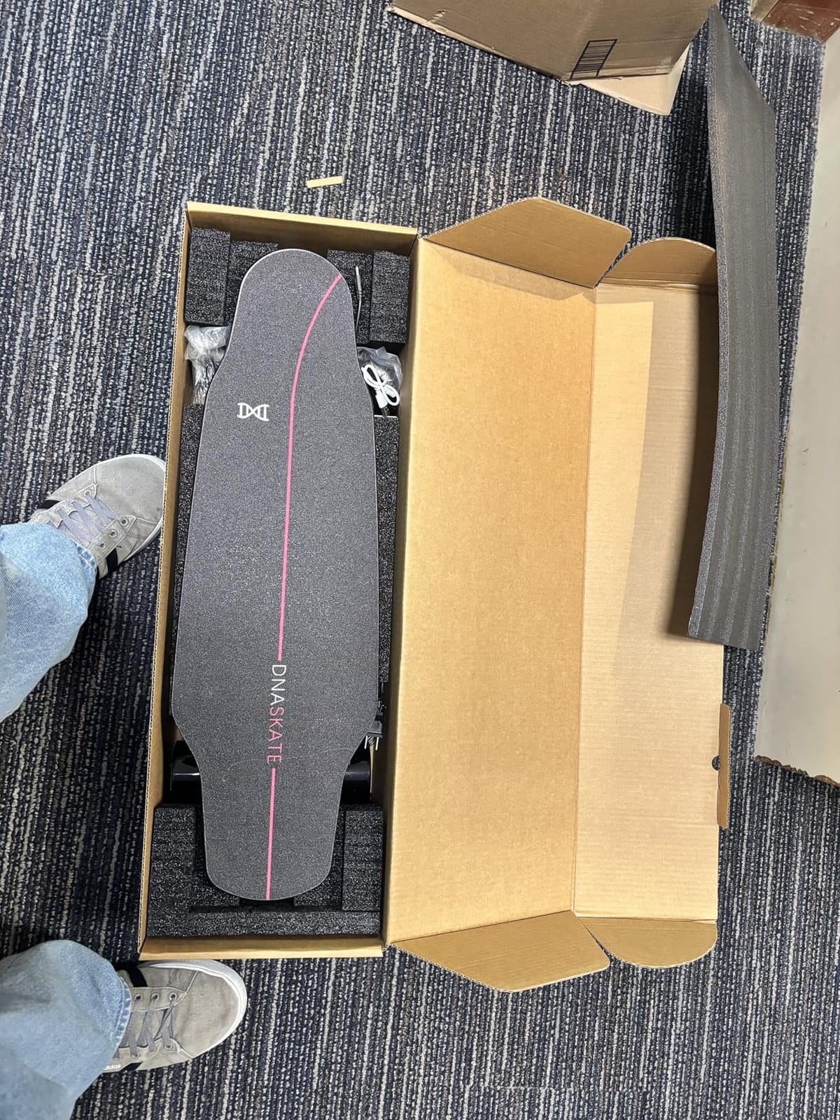 M8 Electric Skateboard with Remote, 15Mph Top Speed,9Miles Range,400 Hub-Motor, Skateboard for Adults ＆Teens customer photo 2