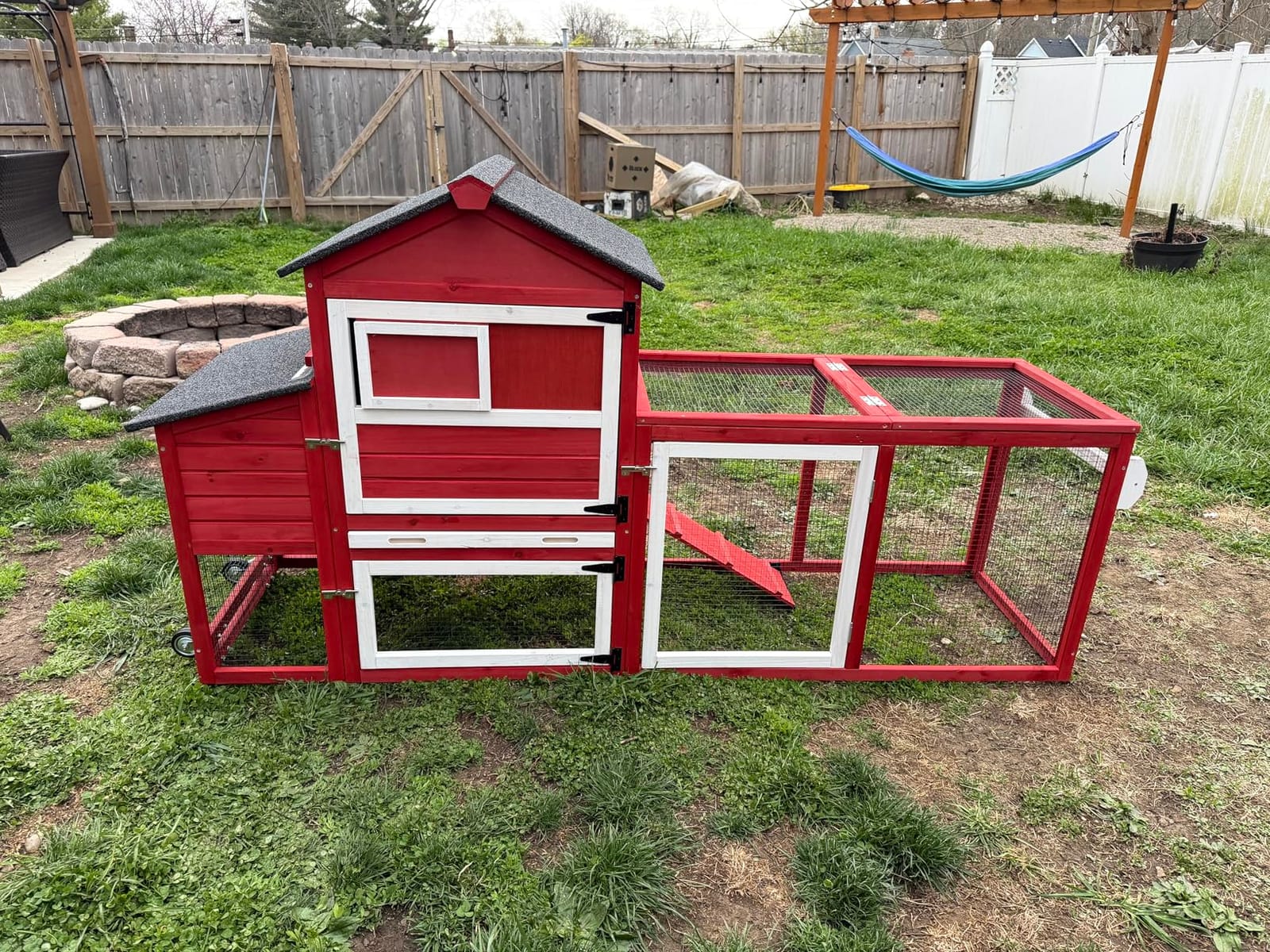 Mobile Chicken Coop with Wheels for 4-6 Chickens, Large Outdoor Hen House with Run, Weatherproof Asphalt Roof, Sectionable Nesting Box & Pull-Out Tray, 82.4