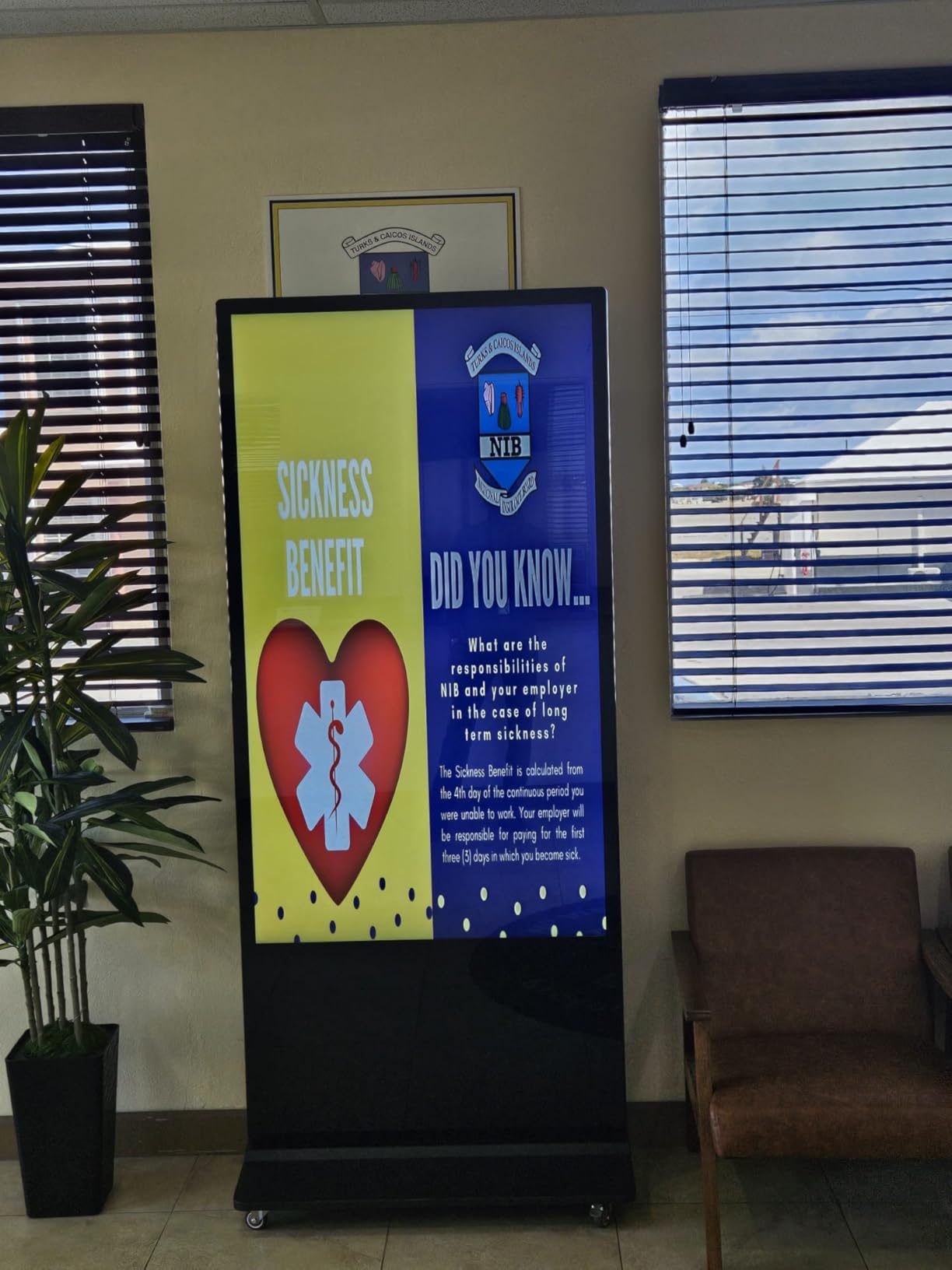 MWE 32 Inch Indoor Floor Standing Digital Signage, CMS System, Advertising Display Kiosk, LCD Screen Commercial Totem Vertical Poster Android OS customer photo 2