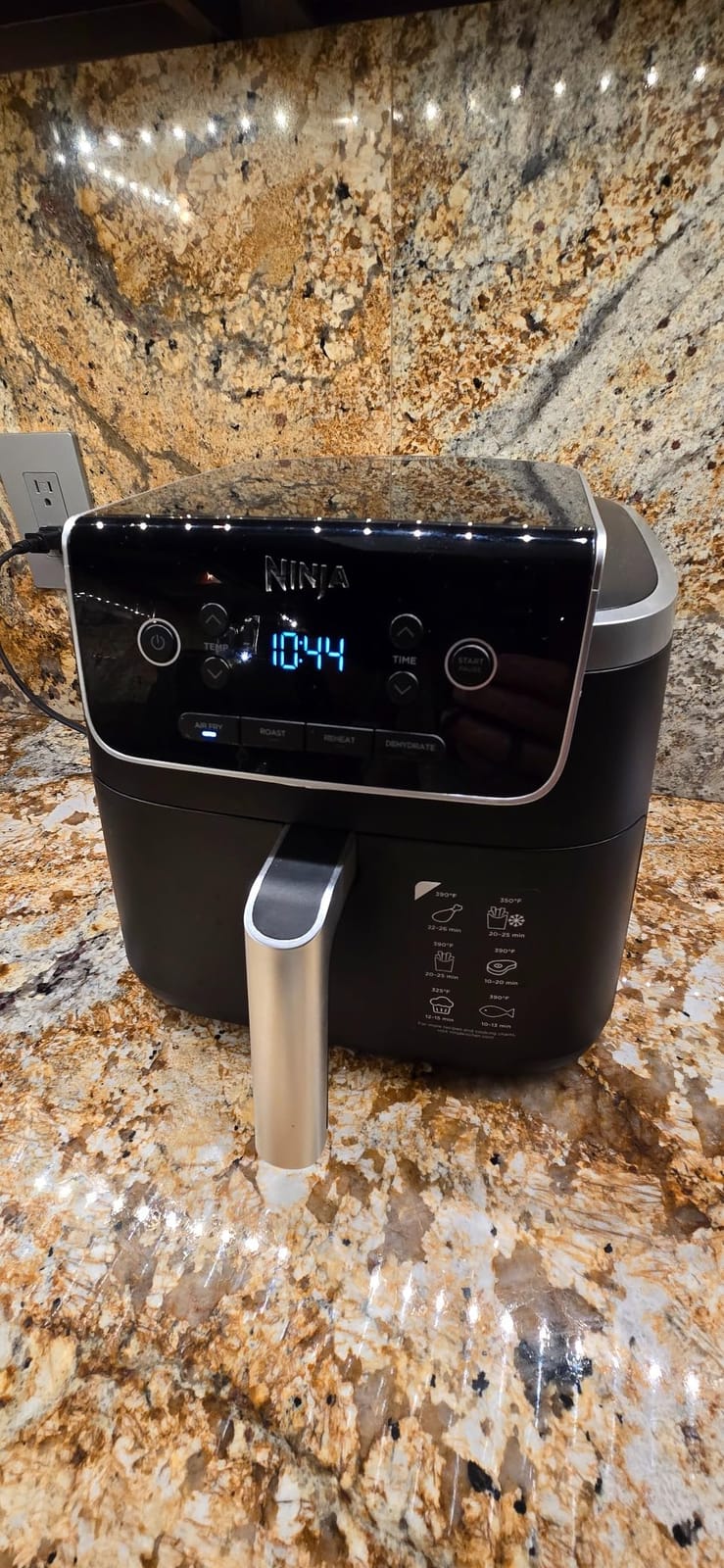 Ninja Air Fryer Pro, 5 Qt, 5-in-1, Grey, AF142 customer photo 1