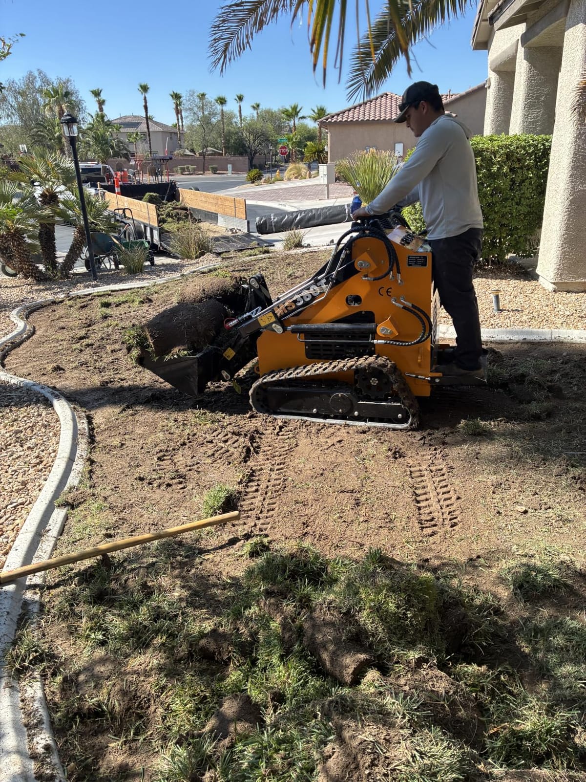 MS380T Mini Skid Steer Loader with 23HP RATO Gas Engine, Triangle Tracks customer photo 2