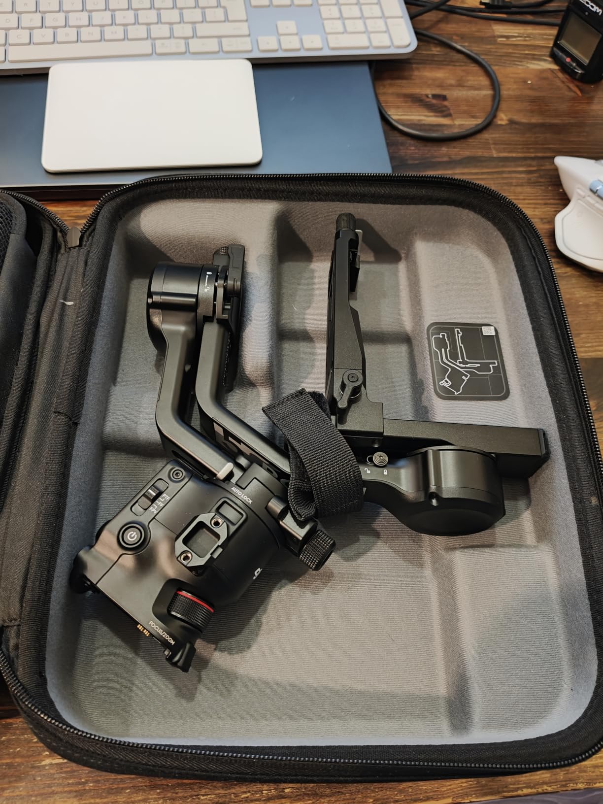 DJI RS 5, Gimbal Stabilizer for Camera, Canon/Sony/Nikon/Fujifilm | Fine-Tuning Knobs, 2nd-Gen Automated Axis Locks, Quick-Open Tripod, Z-Axis Indicator customer photo 1