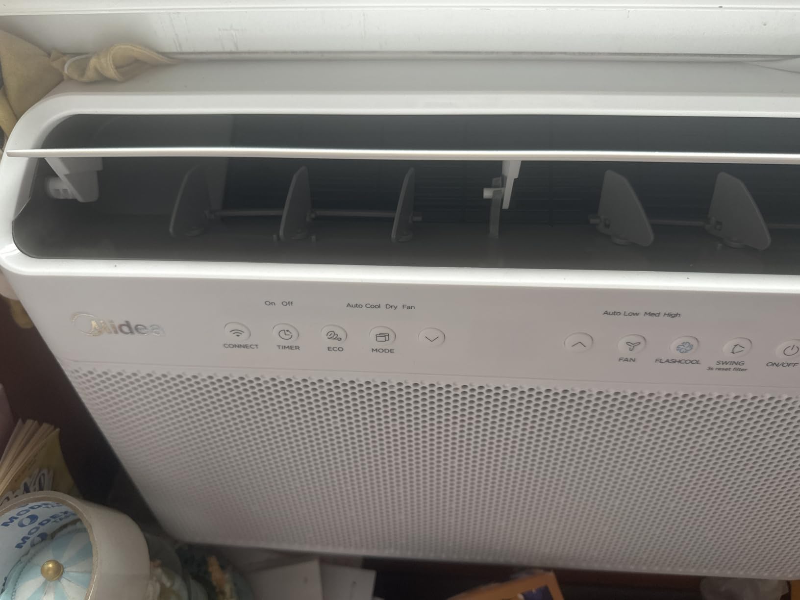 Midea 6,000 BTU U Shaped Window Air Conditioner, Cools up to 250 Sq Ft customer photo 1