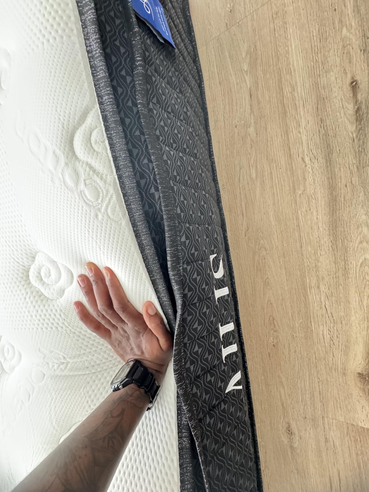 Ailis Queen Mattress, 12 Inch Queen Hybrid Mattress in a Box, Medium Firm with Upgraded Pocket Springs for Superior Motion Isolation, Strong Edge Support & Breathable Comfort customer photo 2