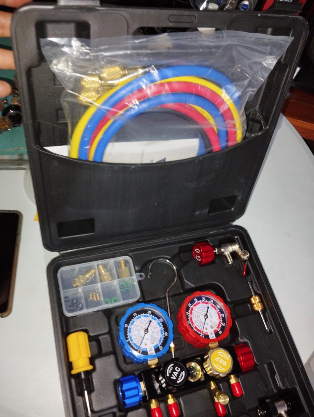VEVOR AC Manifold Gauge Set for R134a R404A R1234yf R22 Refrigerant, 4 Way AC Gauge with 5 ft Hoses, Adapters, Quick Couplers, Can Taps for Automotive Air Conditioning Maintenance, Charging Evacuation customer photo 2