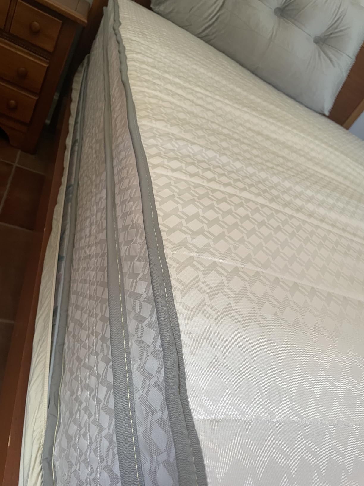 Novilla 12 Inch Queen Size Mattress, Hypoallergenic & Back Pain Relief, Hybrid Queen Mattresses in a Box with Smarts Coils customer photo 1