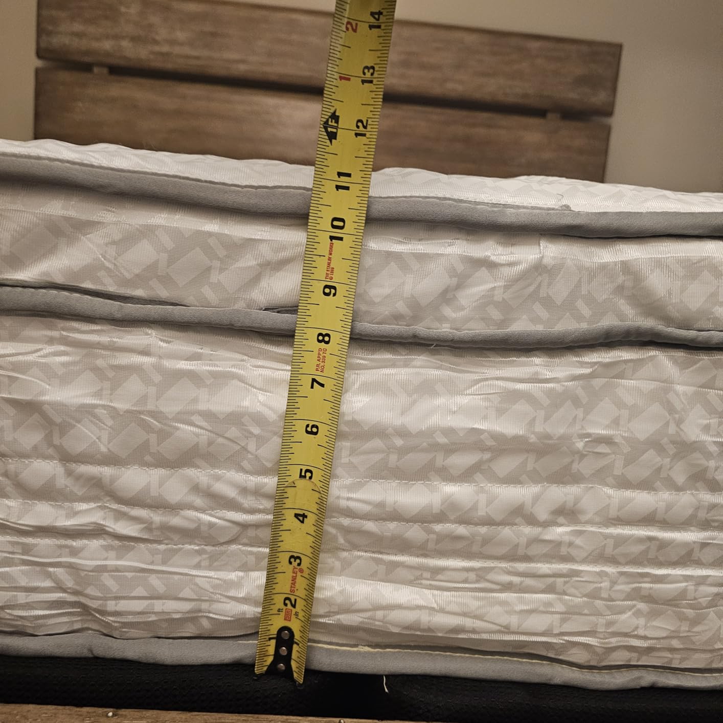 Novilla 12 Inch Queen Size Mattress, Hypoallergenic & Back Pain Relief, Hybrid Queen Mattresses in a Box with Smarts Coils customer photo 2
