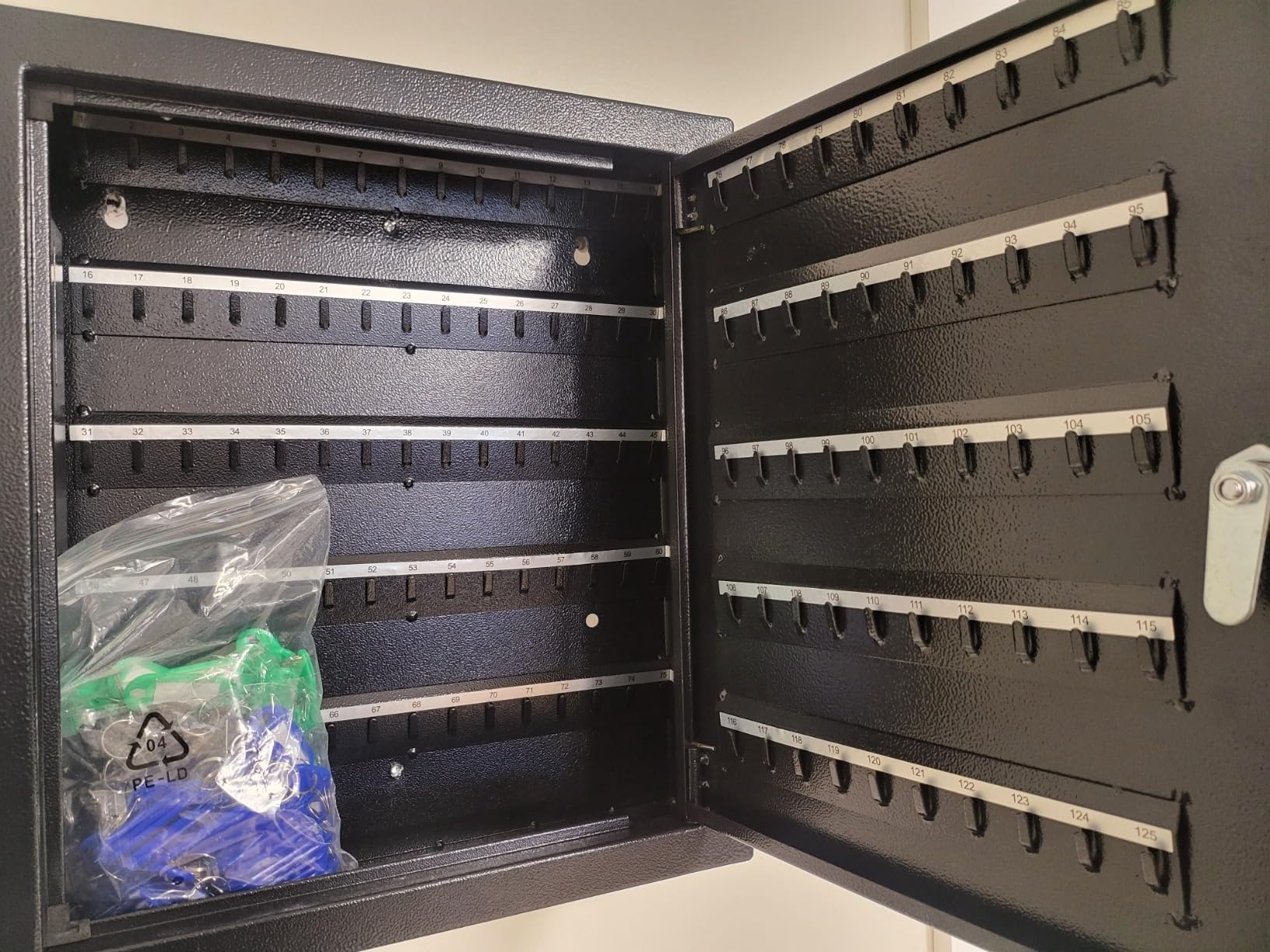 XDeer Quick Access Biometric Wall Safe – Hidden In-Wall Security Safe customer photo 2