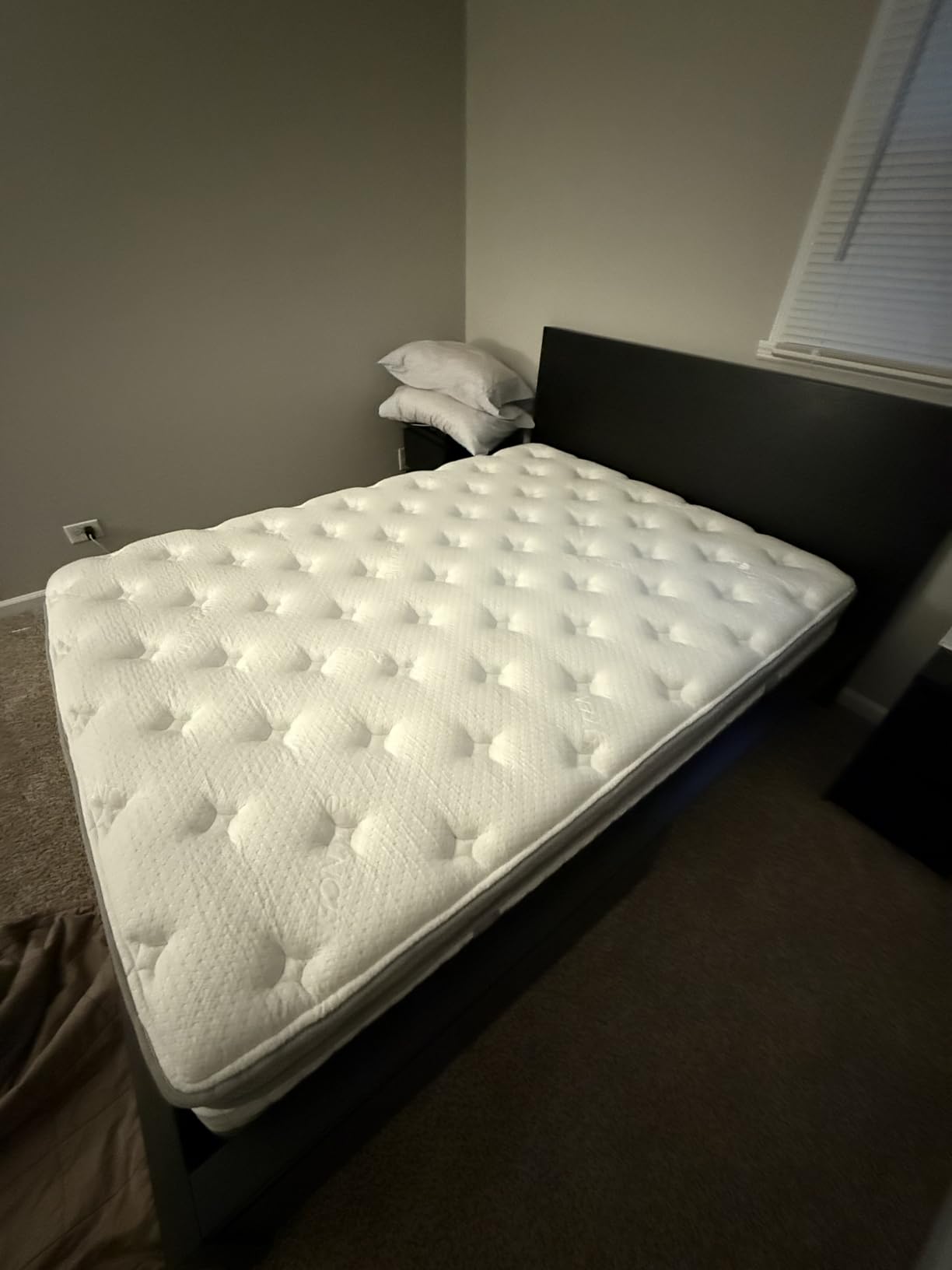 Queen Mattress, 12 Inch Hybrid Queen Mattress in a Box, Memory Foam & Individual Pocket Springs, Medium Firm, Motion Isolation, Ideal for All Sleep Positions, CertiPUR-US Certified customer photo 1