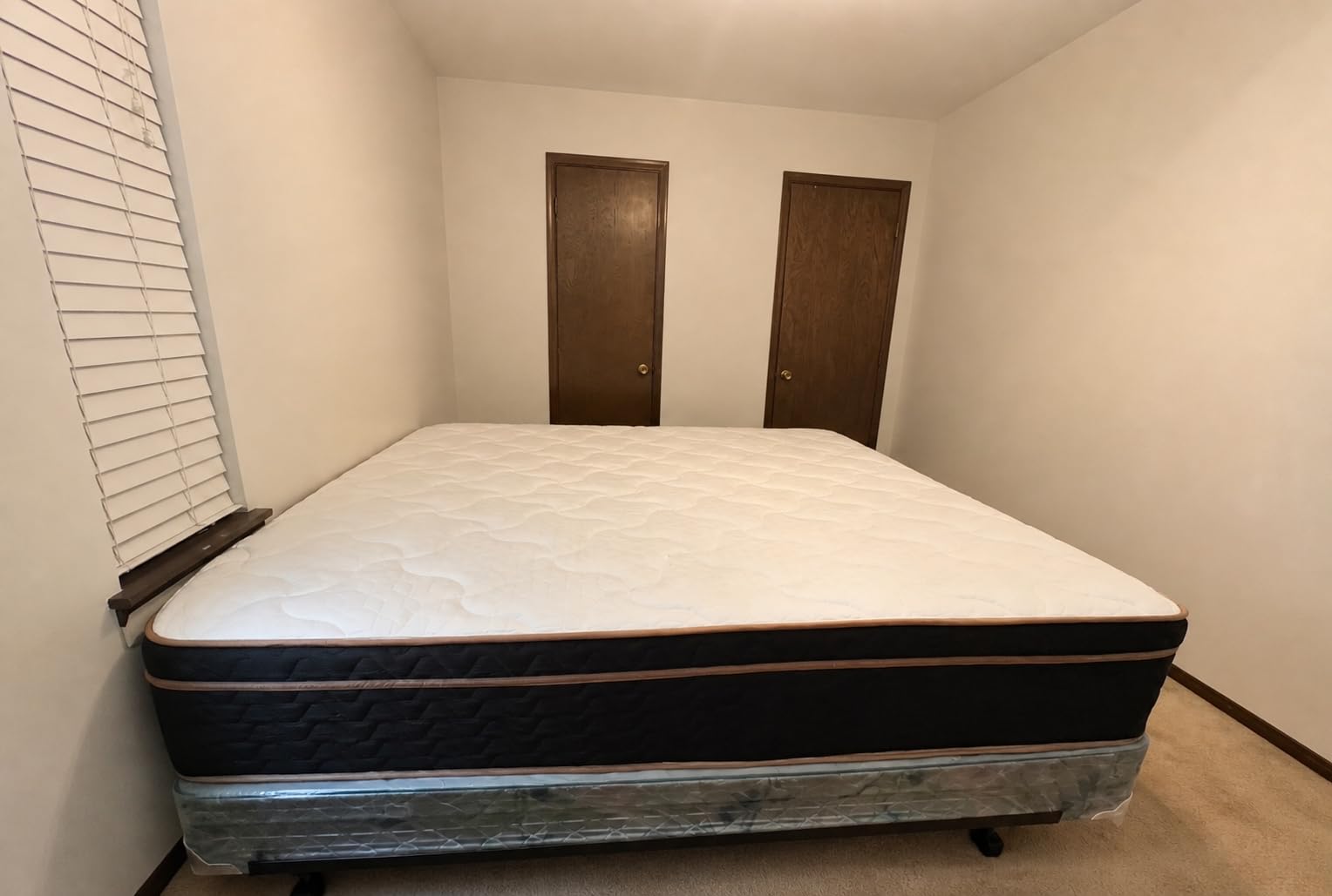 Queen Mattress 12 Inch, Cooling Hybrid Bed in a Box, 7-Zones Individual Pocket Spring, Motion Isolation, Targeted Hip/Shoulder/Lumbar Support, Fiberglass-Free, 365-Night Trial, CertiPUR-US customer photo 2