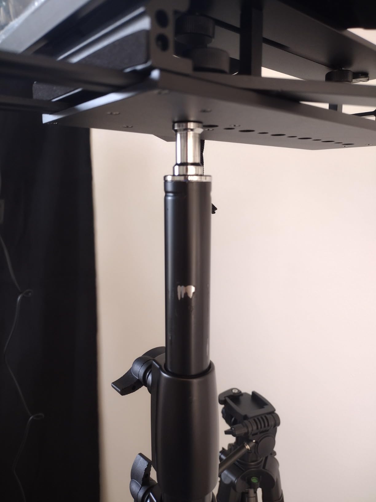 NEEWER Pro 9ft/260cm Spring Loaded Heavy Duty Light Stand customer photo 2