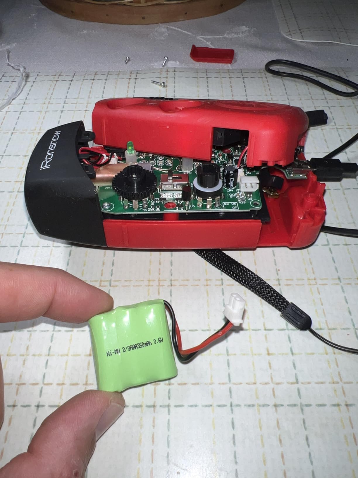 iRonsnow Solar Emergency Hand Crank Weather Radio, 2000mAh NOAA AM/FM customer photo 1