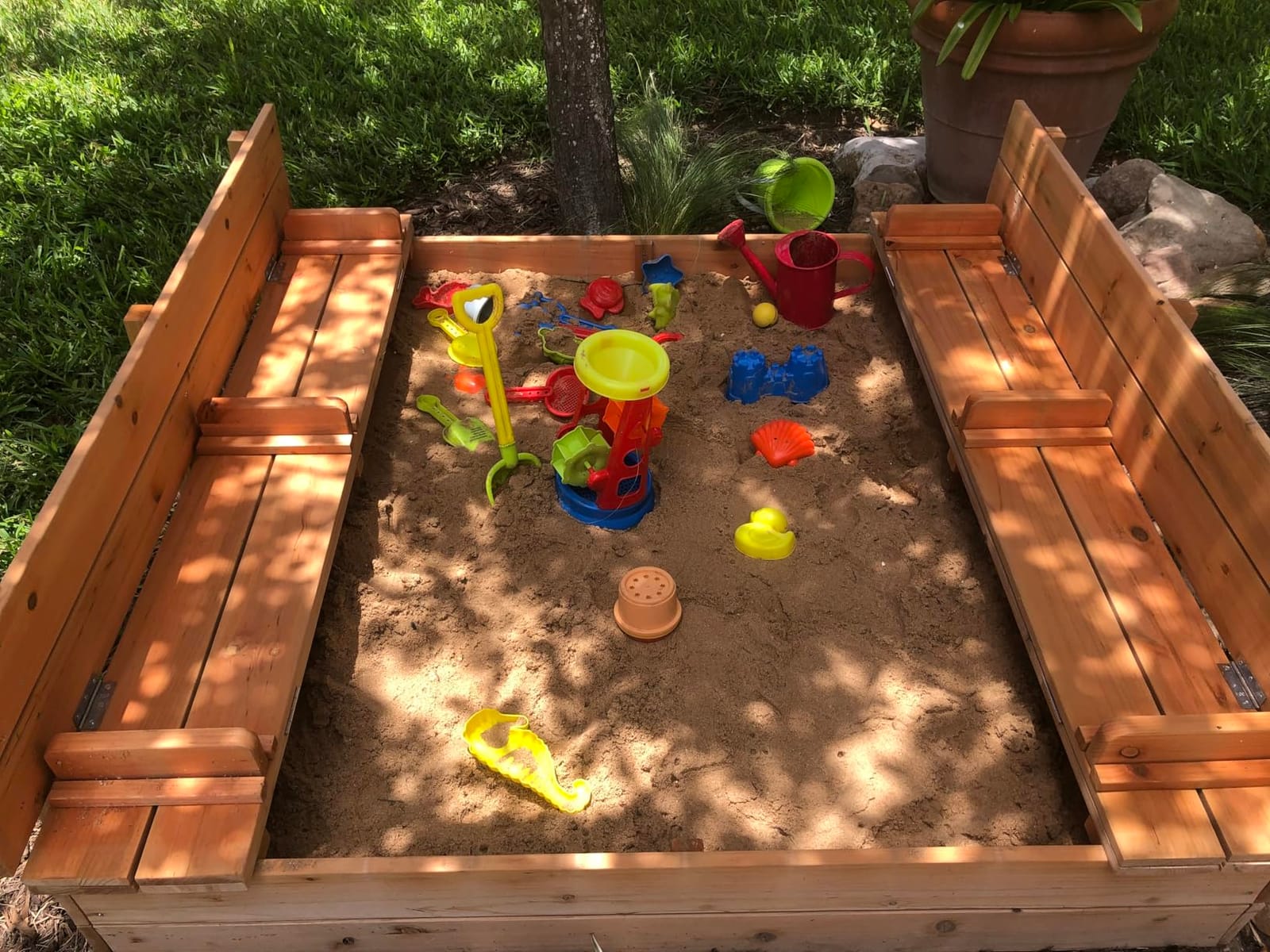 Play22 Large Outdoor Wooden Kids Sandbox with Lid that Converts to Benches customer photo 1